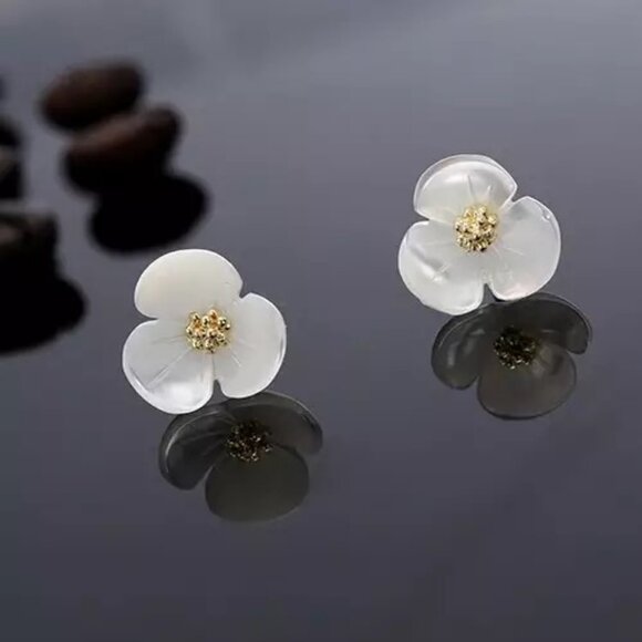 Jewelry - 18k GP sterling silver Mother of Pearl flower earrings